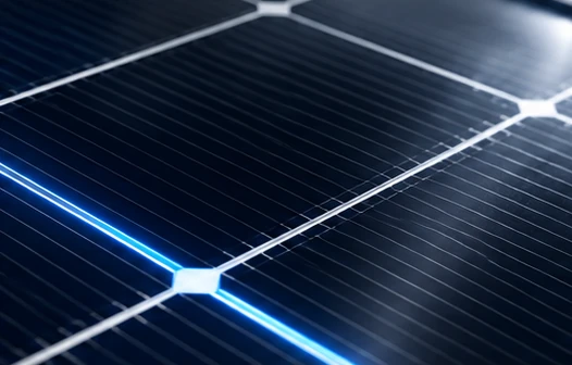 Acercamiento a las celdas y conductores de un panel solar